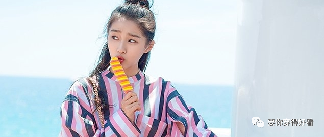 关晓彤海边秀“下半身失踪”？性感撩人！开启休闲度假新时尚