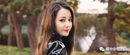 迪丽热巴穿黑胶皮衣看秀，美少女变酷飒girl，同台居然还有他