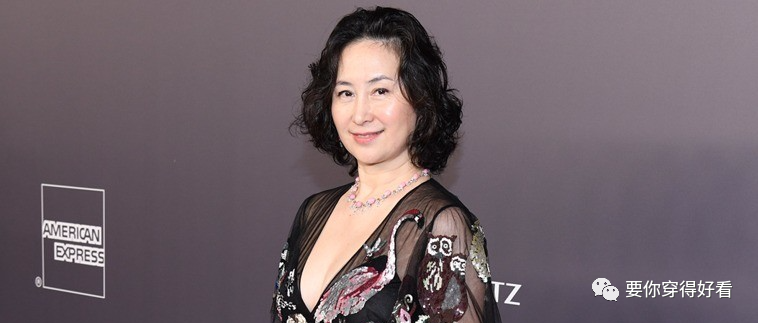 关之琳与何超琼同穿深V裙，大秀上围！网友：也太敢穿了！