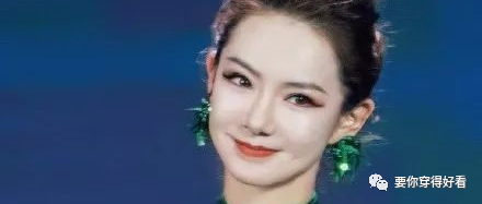 戚薇穿墨绿亮片旗袍，腰间羽毛装饰充满魅惑，黑色长筒靴气场十足