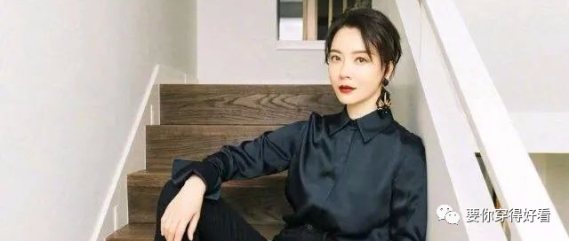 陈数真是时尚女神，坐楼梯上光脚拍照，展现出一种高贵优雅的气质