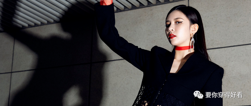 宋妍霏身材好真敢穿！镂空西装套装酷飒十足，一般人驾驭不了