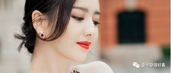 佟丽娅有“料”还敢穿，白色抹胸裙秀傲人事业线，烈焰红唇太性感