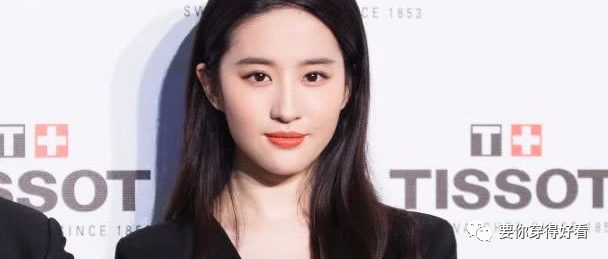 刘亦菲穿长裙美得像仙女，但看到下一秒动作，网友：你认真的吗？