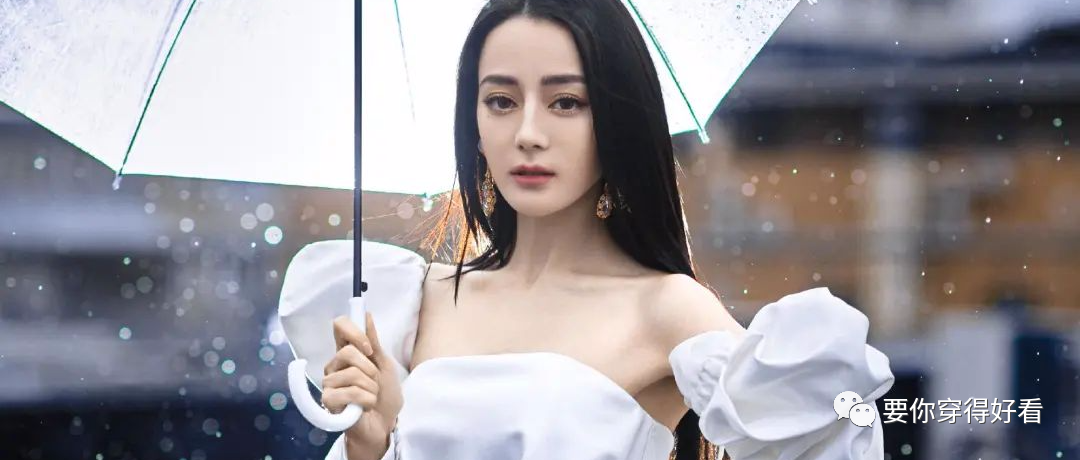 迪丽热巴瘦到脱相了！穿小白裙雨中撑伞，网友：衣服快挂不住了