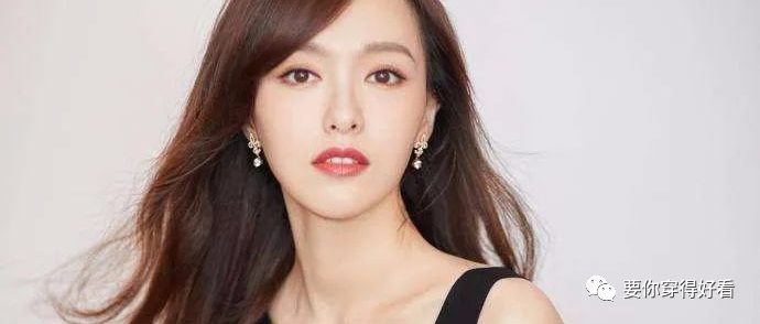 唐嫣真会穿，本就是“蚂蚁腰”还往连身裙加腰带，勒这么紧不难受