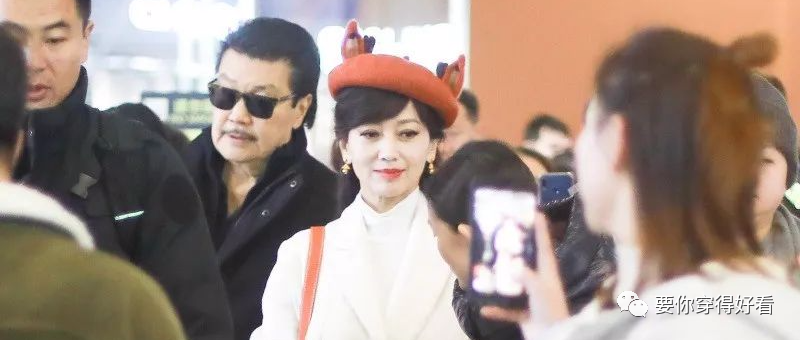 赵雅芝好少女，戴鹿耳贝雷帽俏皮可爱，穿白色大衣温柔大方