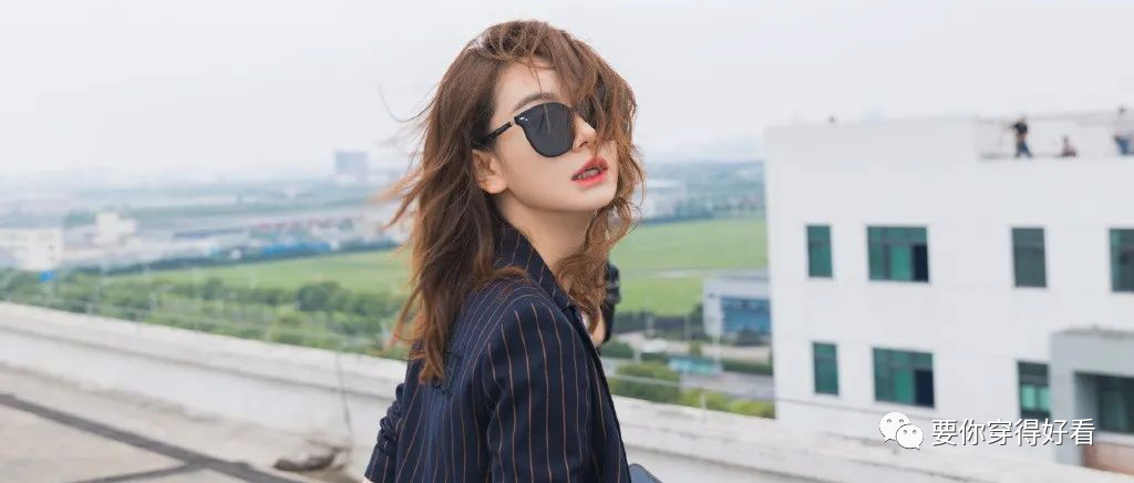 戚薇气场真不弱，穿条纹西装配长裤，天台上回头秒变“大佬”