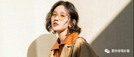 唐艺昕的冬季造型，卡其色大衣叠穿橙色卫衣温婉又高级