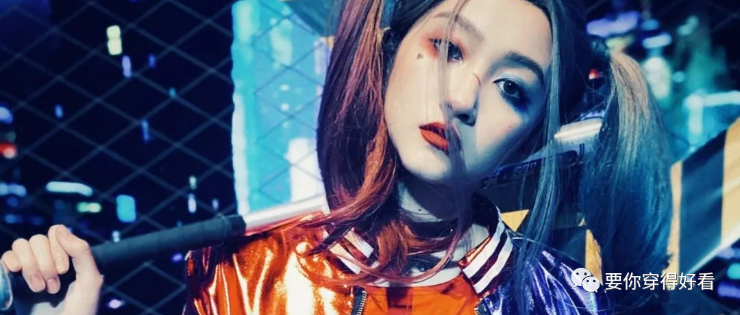 关晓彤cos小丑女不忘秀腿，把“项圈”扣在腿上，把腿拉得好长