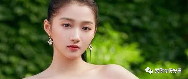 关晓彤太有味了，穿“无痕裙”显露傲人曲线，网友直呼：受不了