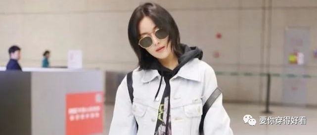 30岁张馨予现身机场，穿破洞牛仔好时尚，网友：比范爷时髦多了