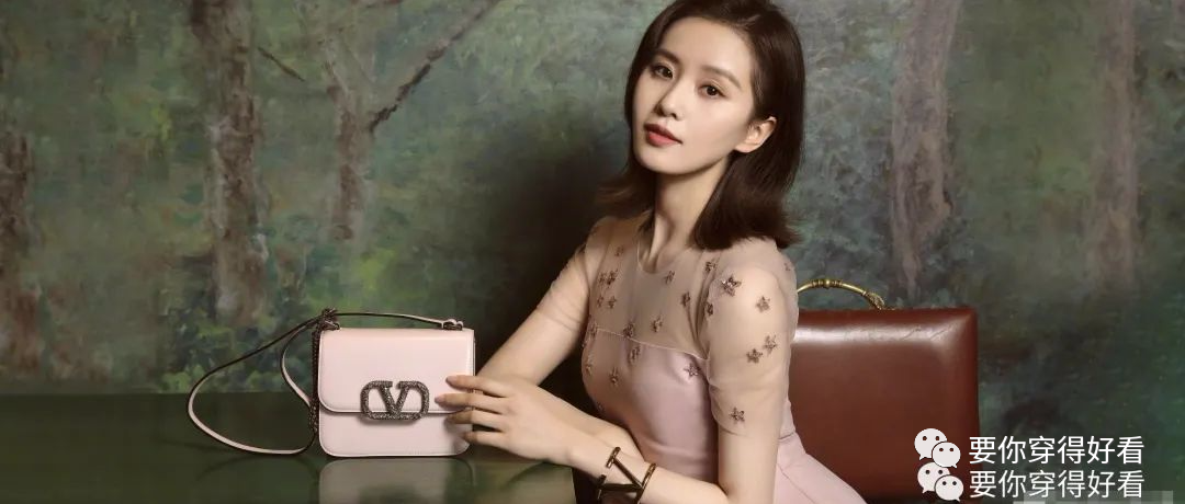 刘诗诗晒美照，粉色“星空裙”精致优雅，身材苗条哪像孩子妈