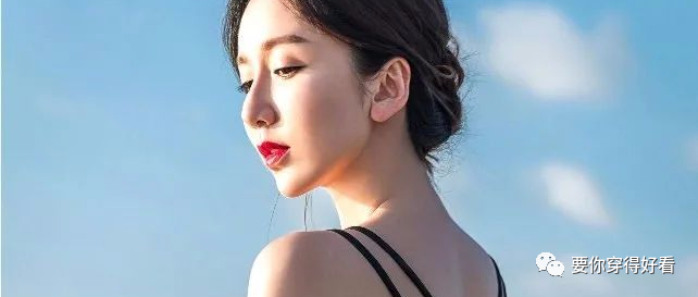 娄艺潇风格突变，一袭黑裙大秀性感身材，这蝴蝶背也是没谁了