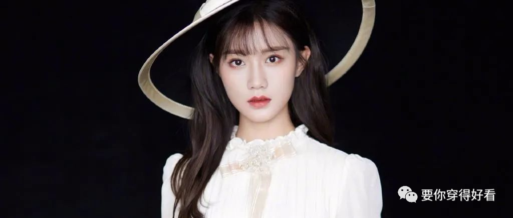 陈意涵也太甜了，穿V领白裙配娃娃鞋，宛如欧洲古堡中的小公主