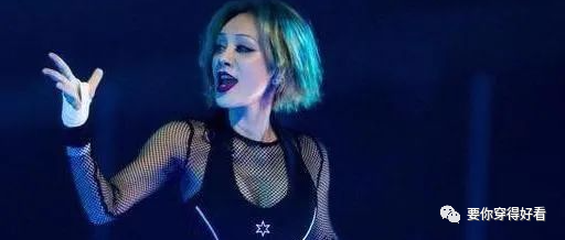 48岁宁静穿背心搭丝网，展现青春活力，气质不输蓝盈莹