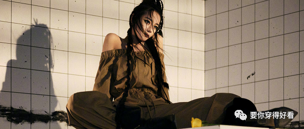 迪丽热巴超长脏辫拍大片，白裙搭黑色尖头靴腿长2米，表现力在线