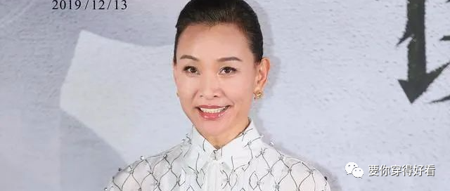 58岁陈冲放开了，穿拼接衬衫秀事业线，哪像半百年纪奶奶