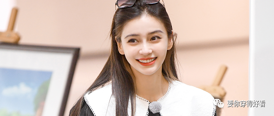 张含韵和辣妈baby撞衫！娃娃脸的她要赢太多了，少女感满满