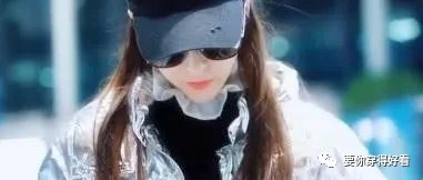 唐嫣穿银色长款羽绒服，内搭荷叶领毛衣，领口设计凸显少女心！