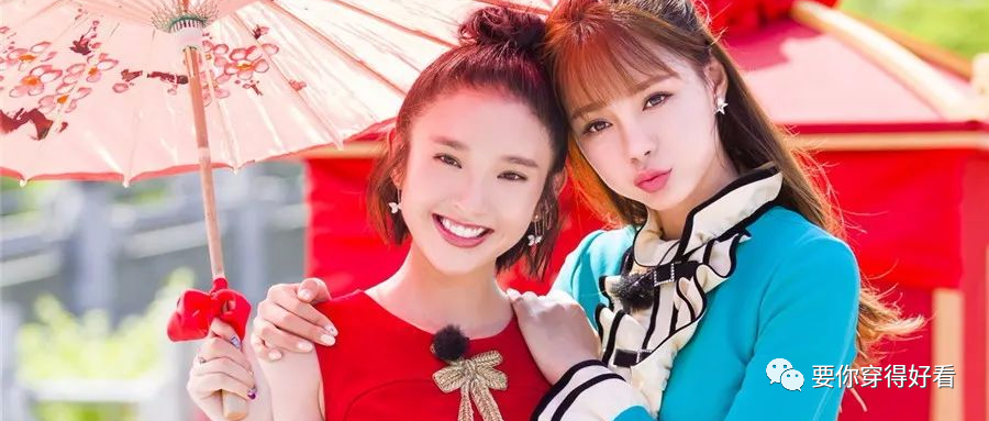 唐艺昕同框沈梦辰，红蓝小裙子赛美，玩飞吻也不怕张若昀吃醋