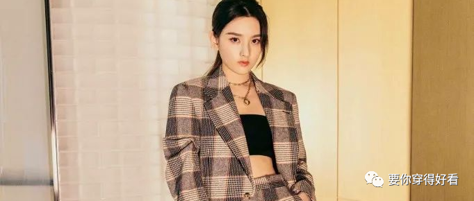 宋祖儿穿了“巴掌”大小抹胸，未修图“乳猪腰”亮了，直男最爱