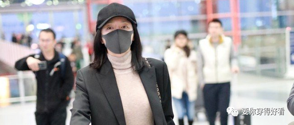 40岁的秦岚状态好就算了，这么紧的裤子还能塞上衣，蚂蚁腰绝了