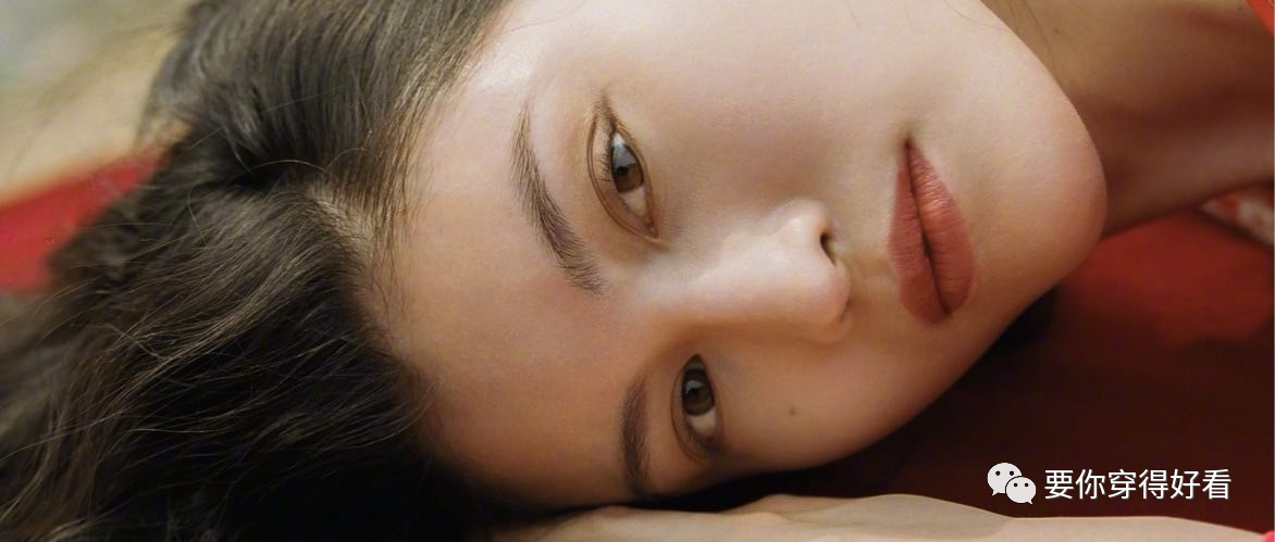 何穗晒花丛照，穿拼色衬衫甜美又大方，皮肤白到发光