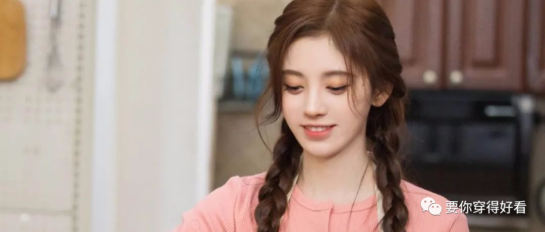 鞠婧祎新造型好少女，穿粉色针织衫扎双马尾辫录节目，清新甜美