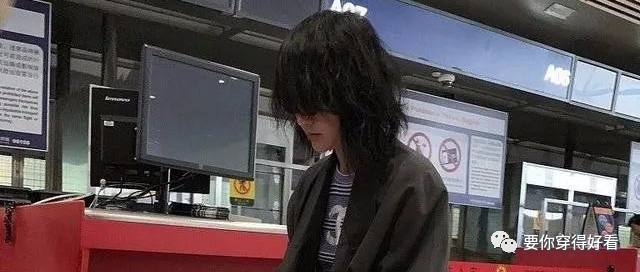 周迅终于换发型，新发型太帅了！穿大衣配阔腿裤气场开挂