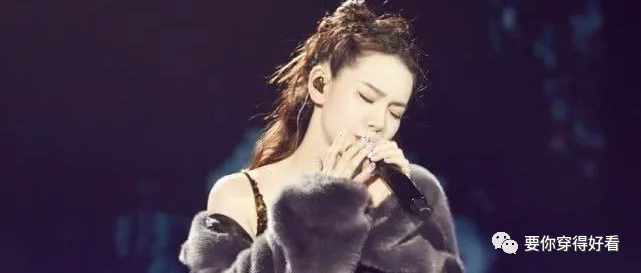 戚薇是怎样的天生尤物？穿上金色亮片裙太撩人，我赌李承铉吃醋了