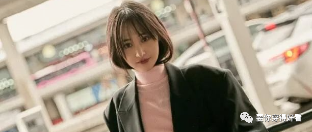 郑爽巴黎时装周气场全开，黑色西服又甜又飒，酷爽中带着高级感