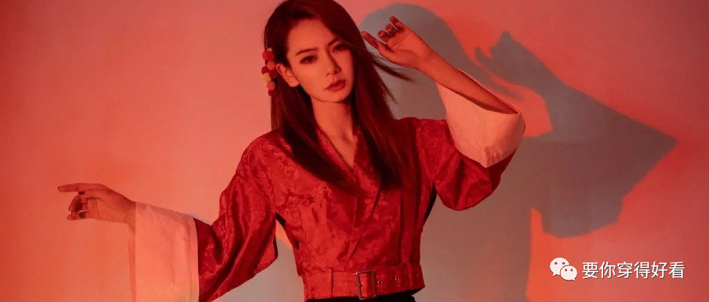 戚薇晒中国风造型，穿红色暗纹上衣配百褶裙，明艳又充满少女感