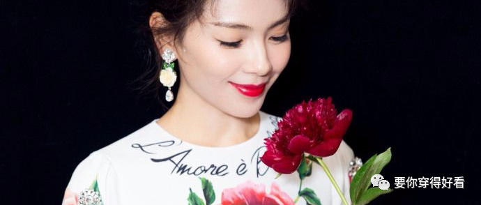 40岁的刘涛女人味十足，印花裙秀婀娜身姿，网友：王珂真有福气