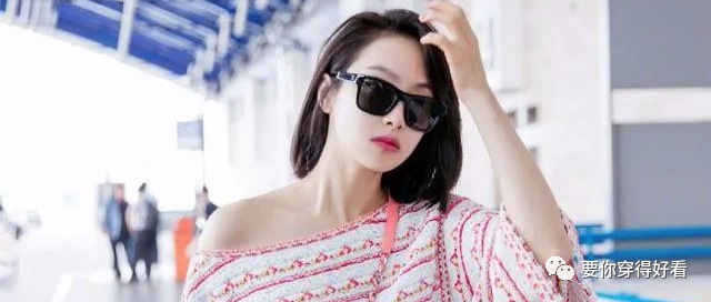 宋茜真会穿，印花条纹衫那么宽大却能秀出小香肩，意外的有feel