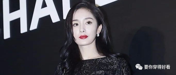 杨幂身穿束腰裙出席活动尽显冷艳，网友：老外拿开你的咸猪手