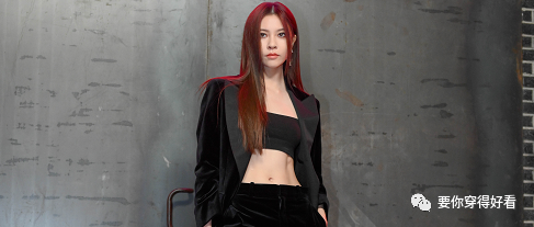 宋妍霏生图“马甲线”太绝！挑战猫眼烟熏妆前后像变了一个人