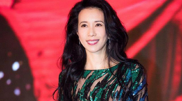 莫文蔚真敢穿!透视裙印出三角区,从肩膀露到臀部,网友:心真大