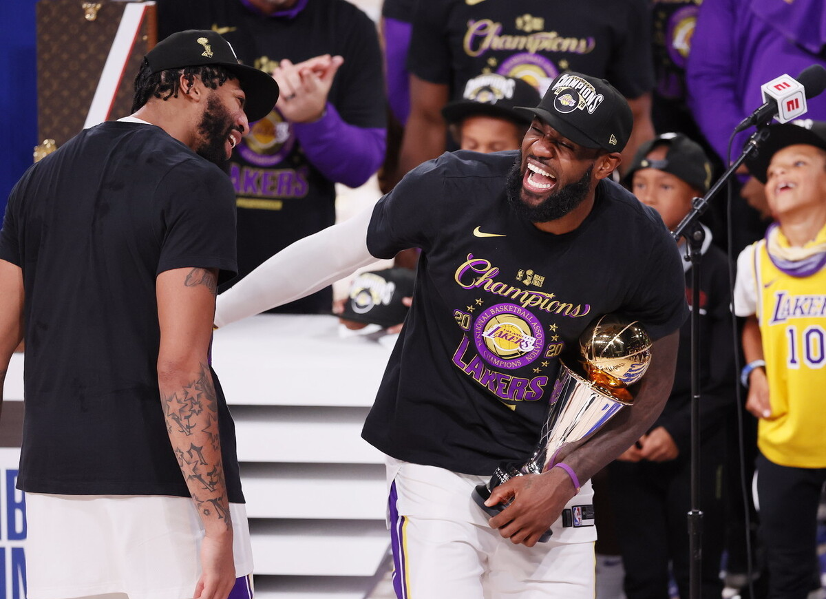 即将进入36岁的詹姆斯，新赛季是否真要退居二线