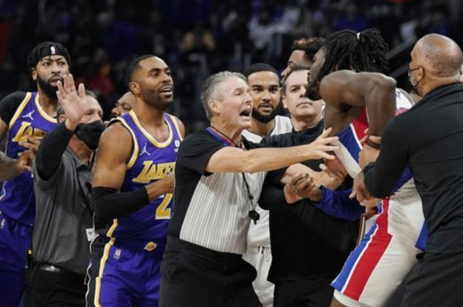 再次对阵活塞前，詹姆斯公开回应斯图尔特：部分故意部分不是故意