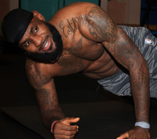 G1赛前的湖人：詹姆斯率全队奔赴训练馆，隆多回归后与队友加练