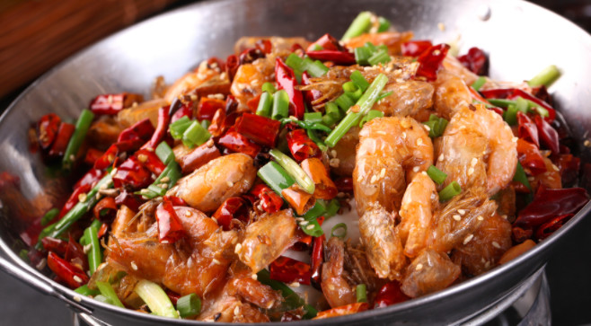 辣子鸡的做法，入口微辣，鸡肉香韧有嚼劲