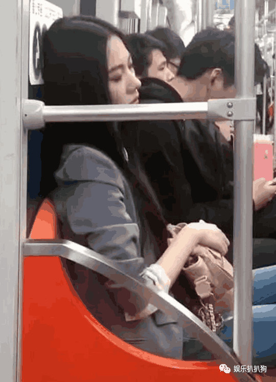 地铁偶遇山寨版郭碧婷, 看到她熟睡时, 网友: 不要去打扰我女神!