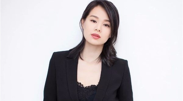 胡杏儿不过穿错一件披肩,就从辣妈变大妈,网友:肩宽的痛谁能懂