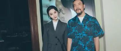 李晨已成过去式，范冰冰与廖凡手牵手，同框出镜太甜蜜