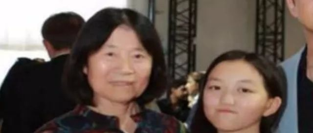 李嫣与奶奶合照公开，留意奶奶的嘴，才懂这些年怪错王菲