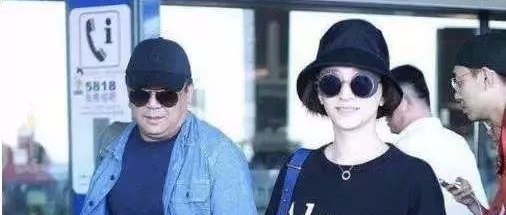 李小冉和老公牵手现身机场, 肚子大到像临盆, 看着却像“父女”俩
