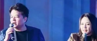 63岁毕福剑现身商演，身材发福满脸皱纹，和年轻女伴搭档笑不拢嘴