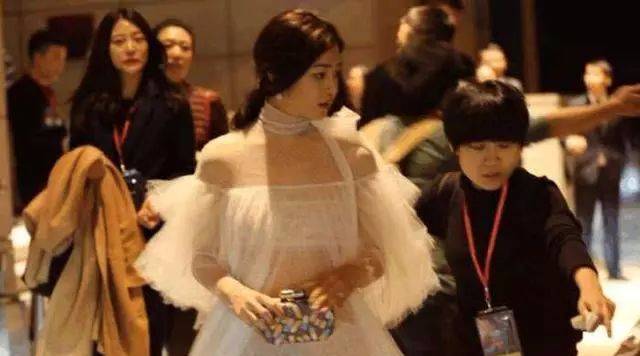 陈妍希身穿透明纱裙逛街,网友:里面啥都看见了!