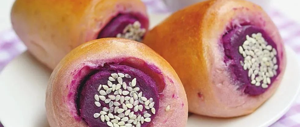 制作香甜松软好吃的奶香紫薯包，色泽诱人